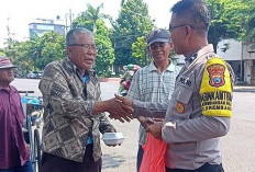 Polsek Bubutan Gelar Patroli Berbagi, Aipda Andik Bagikan Makanan 