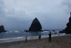 Hujan Deras Guyur Papuma, Petugas Perketat Pengawasan Wisatawan di Bibir Pantai