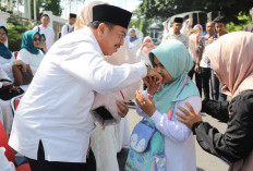 Sambut Ramadan 1447 H, 15.752 Kue Apem Ludes Diserbu Warga dalam Tradisi Megengan di Alun-Alun Jombang