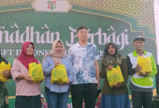 Momentum Ramadan, PT GFT Indonesia Investment Bagikan Ratusan Paket Sembako di Ngawi