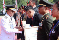 Kado Manis HUT Ke-81 RI, Bupati Sematkan Penghargaan kepada Kasatresnarkoba Polres Bangkalan
