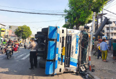 Truk Tronton Muat Garam Terguling di Perempatan Kapasan Kenjeran, Timpa Becak hingga Hancur