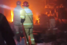 Armada Damkar Mogok, Lautan Api Hanguskan Gudang Plastik di Jember Jadi Arang