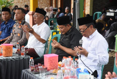Bupati Subandi Takziah ke Rumah Duka Putri Camat Wonoayu, Sampaikan Duka Mendalam