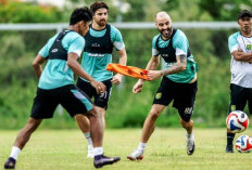 Prediksi PSM Makassar vs Persebaya: Uston Nawawi Incar Kemenangan di Laga Tunda Super League 2025