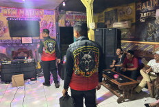 Polisi Razia Warkop Pangku di Lowayu Gresik, Puluhan Botol Miras Disita
