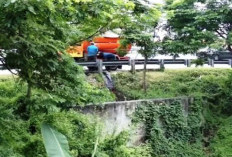 Truk Muat Tinja Buang Limbah di Pinggir Tol Gempas, DLH Pasuruan Minta Polisi Lacak Pelaku