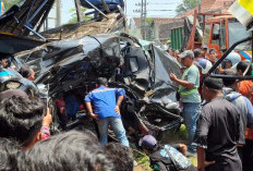 Remuk Dihantam Truk Pasir, Sopir Avanza di Pasuruan Tewas Terjepit