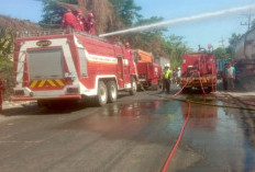Kebakaran di Jalan Kapten Darmo Sugondo Gresik, Tumpukan Ban Truk Hangus