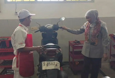 Tinjau Servis Motor Gratis di Sidoarjo, Gubernur Khofifah Dorong Siswa SMK Siap Masuk Dunia Kerja