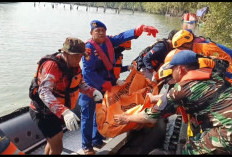 Satpolairud Polres Gresik Bersama Tim Gabungan Evakuasi Korban Tenggelam di Sungai Kalimireng Manyar