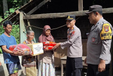 Rumah Warga Tertimpa Pohon, Polisi Ngawi Salurkan Bantuan Sosial di Jogorogo 