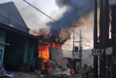 Gudang Kertas Bekas di Nambangan Surabaya Terbakar, Diduga Dipicu Puntung Rokok