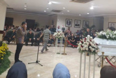 Penghormatan Terakhir Ketua DPRD Surabaya, Isak Tangis Iringi Kepergian Adi Sutarwijono