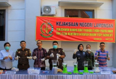 Kejari Lamongan Musnahkan 65 Gram Sabu dan Sajam dari 70 Perkara Inkrah