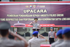 Kapolres Gresik Apresiasi Dedikasi Personel, 63 Anggota Terima Penghargaan dan Satyalancana