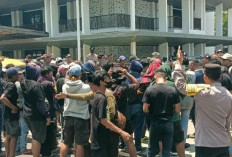Polsek Gayungan Kawal Aksi Damai Puluhan Petani Tambak Keputih 