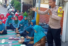 Dekatkan Diri dengan Masyarakat, Bhabinkamtibmas Polsek Bubutan Sapa Warga di Krembangan Selatan