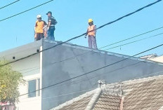 Pekerja di Mojokerto Tewas Tersengat Listrik saat Naikkan Rangka Atap Rumah