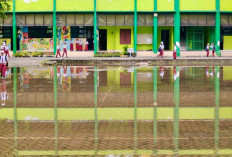 Hari Pertama Sekolah 2026, Genangan Air Paksa Siswa SDN Ujung V Surabaya Absen Upacara