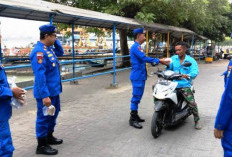 Cegah Gangguan Kamtibmas, Satpolairud Polres Bangkalan Gelar Patroli Dialogis di Komplek Pelabuhan Kamal
