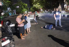 Tabrak Mobil Parkir Dekat Polsek Gayungan, Pemotor Tergeletak di Tengah Jalan