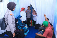 Motor Terbakar di Monumen Suryo Ngawi, Polisi Sigap Tangani dan Selamatkan Pengendara