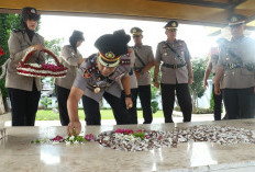  Mengenang Jasa Pahlawan, Polres Pelabuhan Tanjung Perak Gelar Ziarah di TMP WR Supratman
