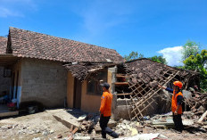 Ditinggal Tarawih, Rumah Nenek di Kejayan Ambruk Diterjang Angin Kencang