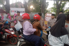 Tebar Kepedulian di Bulan Ramadan, Kapolsek Krian Bersama Bhayangkari Bagikan Takjil kepada Pengguna Jalan