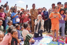 Khofifah Kunjungi Pengungsian Gempa Manggarai Timur, Ajak Main Anak-Anak Korban Wahana Ular Tangga 