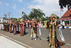 Pawai Budaya Adat Nusantara Meriahkan Harjakasi Ke-208 dan HUT Ke-81 RI di Situbondo