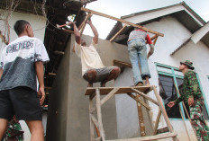 Satgas TMMD 127 Kodim Sumenep Tuntaskan Atap MCK Warga