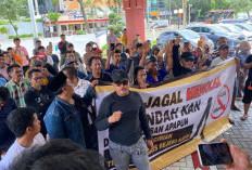 Jagal dan Pedagang Daging Surabaya Geruduk DPRD Tolak Relokasi RPH