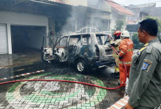 Lampu Korsleting, Toyota Kijang Ludes Terbakar di Jalan Semampir Tengah Surabaya