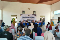 Tutup Tahun, Kantah ATR/BPN Tulungagung Bagikan Sertipikat kepada Warga