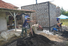 Satgas TMMD 127 Angkut Pasir untuk Percepat Rehab RTLH Warga Mandala