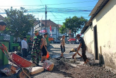  Koramil dan Polsek Ranuyoso Kompak Perbaiki Jalan Menuju Sekolah dan Pemukiman Warga