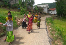 Jalan Aspal Hasil TMMD di Mandala Bikin Santri Sumringah