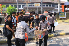 Usai Amankan Aksi Mahasiswa, Polwan Polres Ngawi Tebar Kepedulian dengan Berbagi dan Bersih-bersih