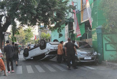 Kurang Konsentrasi, Mobil Tabrak Pohon hingga Terbalik di Jambangan
