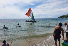 Libur Akhir Pekan, Ribuan Pengunjung Padati Wisata Bahari Pasir Putih Situbondo