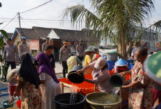 Polres Bojonegoro Salurkan 30 Ribu Liter Air Bersih ke Warga Terdampak Kemarau