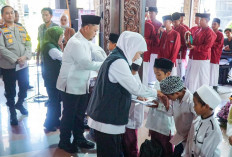 Gubernur Khofifah Salurkan Bantuan Rp 7,6 Miliar dan Kunjungi Pasar Murah di Gresik