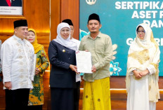Khofifah-BPN Jatim Serahkan 444 Sertipikat, Perkuat Legalitas Aset dan Tempat Ibadah