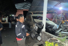 Dini Hari, Xenia Hantam Pohon dan Teras Rumah Warga Ngujang
