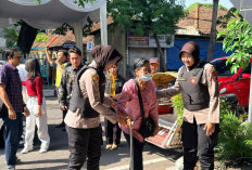 Aksi Humanis Polwan Polresta Sidoarjo, Bantu Lansia Masuki Gereja saat Ibadah Natal