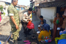 Bhabinkamtibmas dan Babinsa Bubutan Bagikan Makanan dan Sampaikan Imbauan Kamtibmas di Permukiman Bantaran Rel
