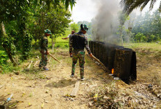 Tak Surut Meski Ramadan, Satgas TMMD 127 Kodim 0827/Sumenep Kebut Pengaspalan Jalan Dusun Karang