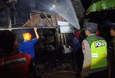 Polisi, Damkar, dan Warga Padamkan Kebakaran Bengkel Cat Motor di Widodaren